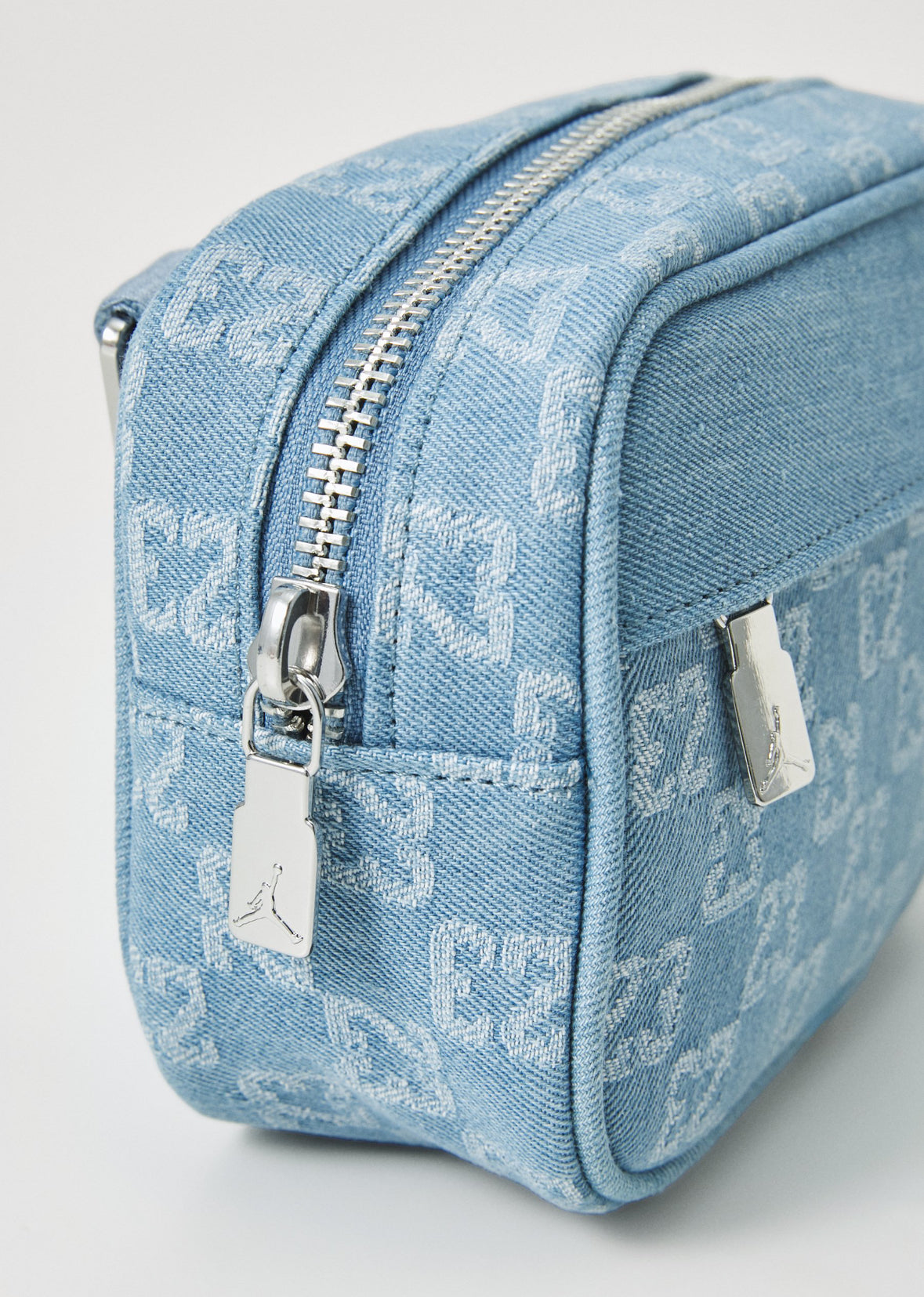 Jordan MONOGRAM CAMERA BAG - Sac bandoulière - bleached denim